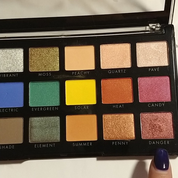e.l.f. Cosmetics 18 Hit Wonders Eyeshadow Palette - Picture 4 of 7